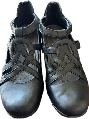 Earth Black Leather Strappy Mary Jane’s with Zip Up back